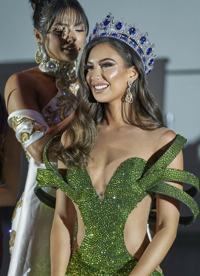 “MISS GENOSIDA,” tulis netizen dengan capslock. “Advokasimu pasti tentang kebanggaan menjadi negara yang melakukan genosida di Palestina,” sindir netizen lain.  Foto: dok. Instagram @melanieshiraz