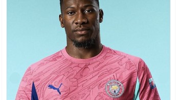 Kiper City seakan menjadi Onana. Foto: X.com