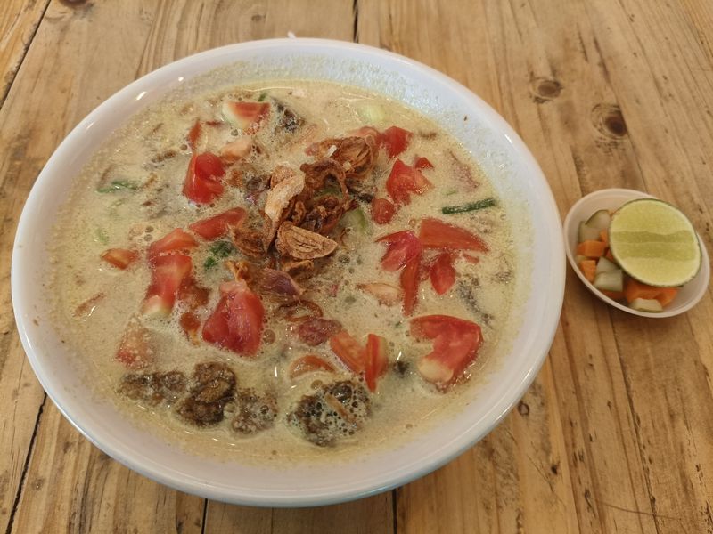 Menu soto Betawi sapi campur di Duduk Makan, Minggu (24/8/2025). (Ni Made Lastri Karsiani Putri/detikBali)
