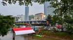 Merah Putih Raksasa Berkibar di Atas Banjir Kanal Barat Jakarta
