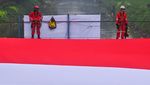 Merah Putih Raksasa Berkibar di Atas Banjir Kanal Barat Jakarta
