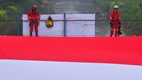 Pengibaran bendera di atas aliran kanal ini digelar dalam rangka memperingati HUT ke-80 Kemerdekaan Republik Indonesia. ANTARA FOTO/Rivan Awal Lingga