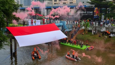 Merah Putih Raksasa Berkibar di Atas Banjir Kanal Barat Jakarta