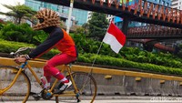 Warga tampak antusias mengikuti berbagai aktivitas, mulai dari jogging, bersepeda, senam zumba, hingga sekadar berjalan santai sambil bercengkerama.