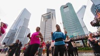 Sejak pukul 06.00 WIB, jalan protokol yang biasanya padat lalu lintas berubah menjadi ruang publik terbuka.
