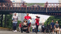 Ribuan warga tumpah ruah memanfaatkan momen Car Free Day (CFD) untuk berolahraga, berkumpul bersama keluarga, sekaligus menikmati udara segar tanpa hiruk-pikuk kendaraan bermotor.