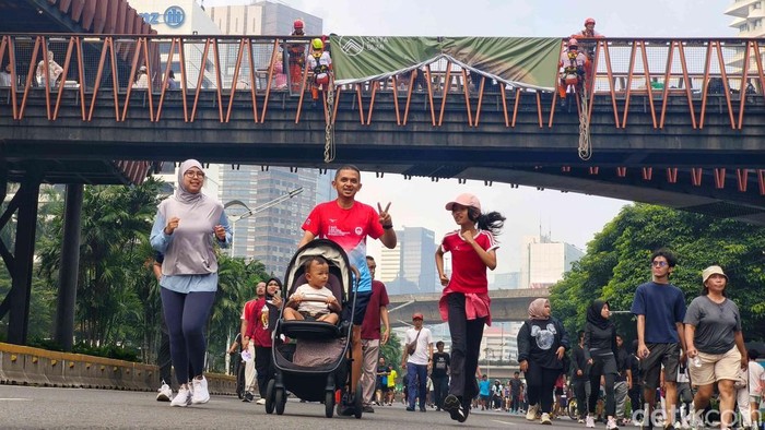 Minggu Pagi Meriah, CFD Sudirman Dipadati Warga Berolahraga Suasana Minggu pagi (24/8/2025) di kawasan Jalan Jenderal Sudirman, Jakarta, tampak meriah. Ribuan warga tumpah ruah memanfaatkan momen Car Free Day (CFD) untuk berolahraga, berkumpul bersama keluarga, sekaligus menikmati udara segar tanpa hiruk-pikuk kendaraan bermotor.