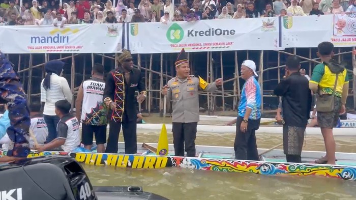 Momen Melly Mike, Kapolda Riau Irjen Herry Heryawan dan Dikha naik perahu di Pacu Jalur.