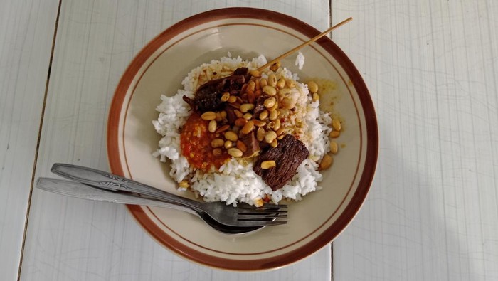 Nasi kotaraja di Rumah Makan RK milik Lalu Ishak (41) di Desa Kotaraja, Kecamatan Sikur, Lombok Timur, NTB, Minggu (24/8/2025). Ishak merupakan generasi keempat dari Baloq Nurmah, penemu resep nasi Kotaraja. (Sanusi Ardi W/detikBali)