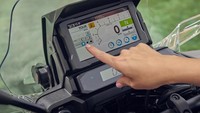 Dari sisi teknologi, Honda membekali motor ini dengan layar sentuh 6,5 inci yang sepenuhnya kompatibel dengan smartphone. Fitur ini memungkinkan pengendara bisa tetap terhubung, baik untuk navigasi maupun hiburan, tanpa mengganggu fokus di jalan. Foto: Dok. Honda