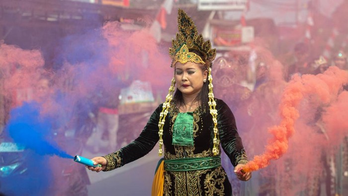 Peserta memainkan ogoh-ogoh saat Kirab Budaya Nusantara Dusun Terwilen di Margodadi, Seyegan, Sleman, D.I Yogyakarta, Minggu (24/8/2025). Acara yang diikuti oleh ribuan warga dan menjadi rangkaian HUT ke-80 Kemerdekaan RI itu juga untuk menjalin kerukunan antarwarga, toleransi, nasionalisme dan kebudayaan. ANTARA FOTO/Andreas Fitri Atmoko