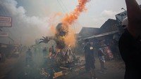 Peserta memainkan ogoh-ogoh saat Kirab Budaya Nusantara Dusun Terwilen di Margodadi, Seyegan, Sleman, D.I Yogyakarta, Minggu (24/8/2025). Ogoh-ogoh raksasa yang diarak keliling dusun membuat warga antusias mengabadikan momen, sekaligus menghadirkan nuansa kental kebersamaan dan kemeriahan. ANTARA FOTO/Andreas Fitri Atmoko