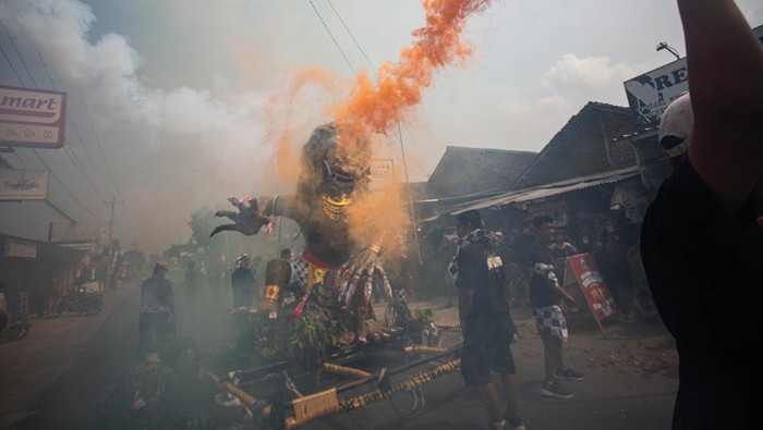 Ogoh-Ogoh hingga Seni Tradisi Meriahkan Kirab Budaya Nusantara di Sleman Peserta memainkan ogoh-ogoh saat Kirab Budaya Nusantara Dusun Terwilen di Margodadi, Seyegan, Sleman, D.I Yogyakarta, Minggu (24/8/2025). Acara yang diikuti oleh ribuan warga dan menjadi rangkaian HUT ke-80 Kemerdekaan RI itu juga untuk menjalin kerukunan antarwarga, toleransi, nasionalisme dan kebudayaan. ANTARA FOTO/Andreas Fitri Atmoko