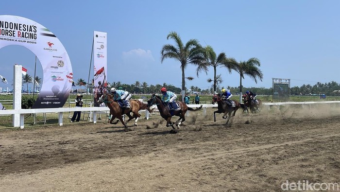 Panasnya persaingan Indonesia Horse Racing di Pacuan Kuda Legokjawa, Kecamatan Cimerak, Kabupaten Pangandaran, Minggu (24/8/2025).