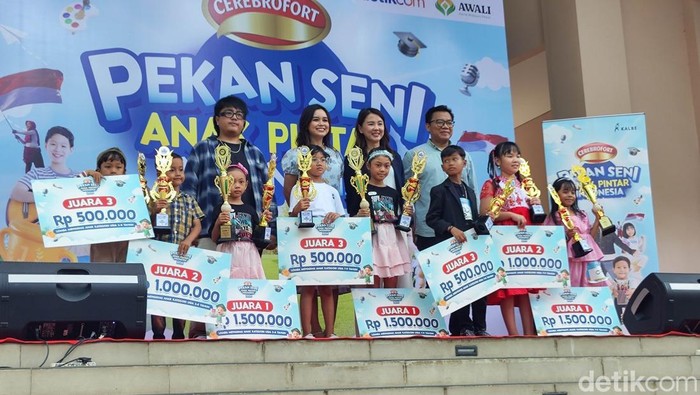 Para pemenang lomba mewarnai dan menyanyi dalam Pekan Seni Anak Pintar di Taman Balekambang, Solo, Minggu (24/8/2025).