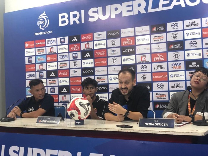 Pelatih Persijap, Mario Lemos dan winger Persijap, Ardi Ardiansyah.