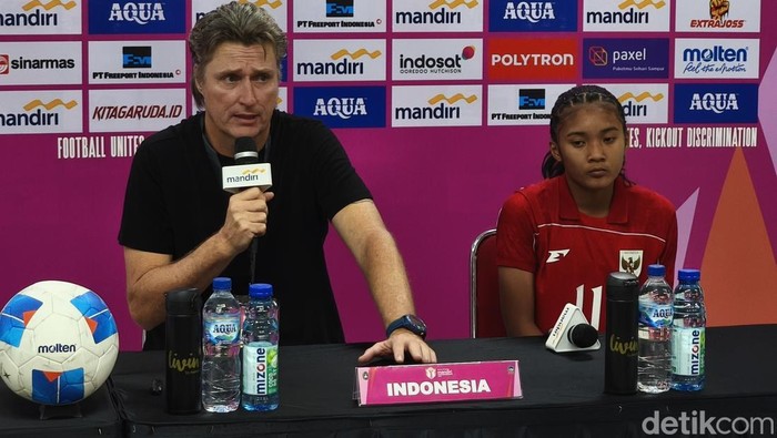 Pelatih Timnas Indonesia Putri U-16 Timo Scheuneman, dan pemainnya, Nasywa Salsabila Fatah, saat konferensi pers, di Stadion Manahan Solo, Minggu (24/8/2025).