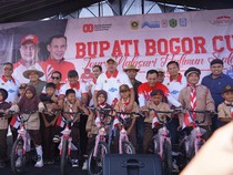 Bupati Bogor Bagikan 442 Sepeda untuk Anak-anak Desa Malasari