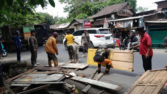 Pemkot Makassar menertibkan pedagang di Jalan Dr Leimena, Kecamatan Manggala.