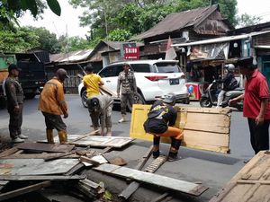 Pemkot Makassar Tertibkan 35 Pedagang Kerap Bikin Macet di Jalan Leimena