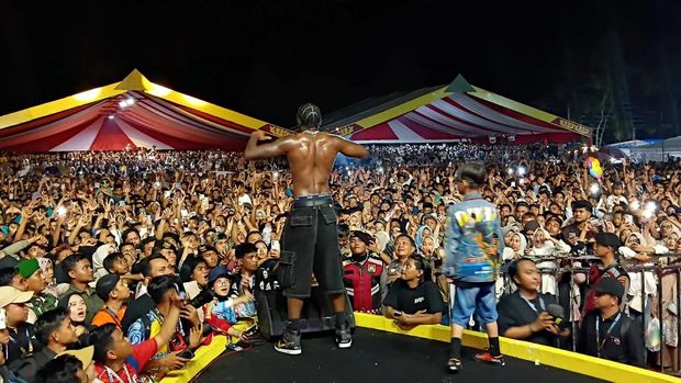 Penampilan Melly Mike dan Dikha pada penutupan Pacu Jalur 'menyihir' Kuansing, Minggu (24/8/2025).
