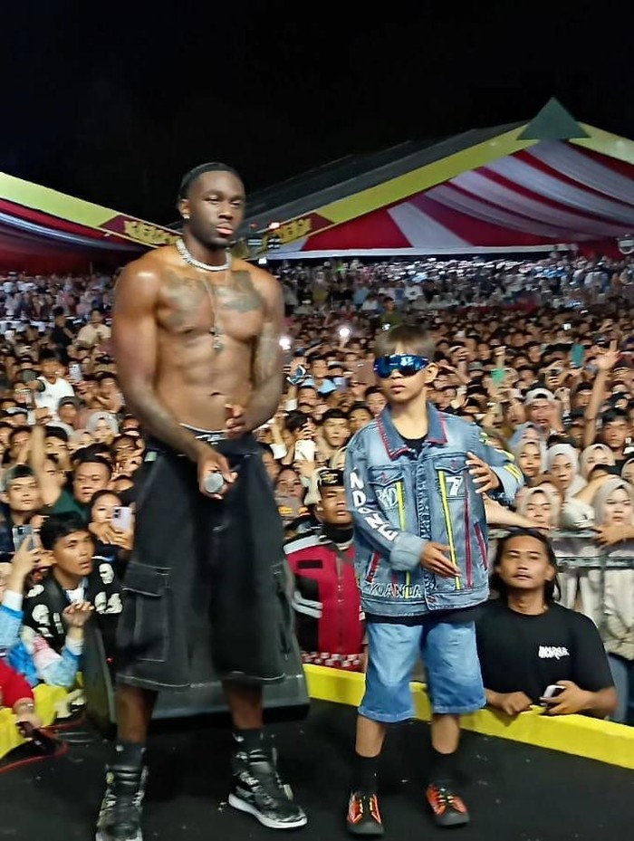 Penampilan Melly Mike dan Dikha pada penutupan Pacu Jalur 'menyihir' Kuansing. Penampilan Melly Mike dan Dikha pada penutupan Pacu Jalur 'menyihir' Kuansing, Minggu (24/8/2025).