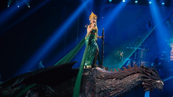 Foto: Yura Yunita Menjelma Jadi Mahadewi, Pakai Selendang 50 Meter