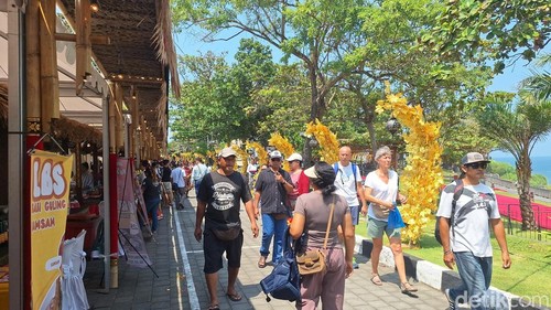 Pengunjung yang hadir di Tanah Lot Art and Food Festival 2025, Minggu (24/8/2025).
