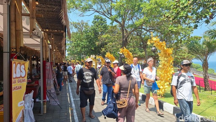 Pengunjung yang hadir di Tanah Lot Art and Food Festival 2025, Minggu (24/8/2025).