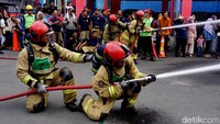 Mereka harus tepat sasaran saat memdamkan titik api.