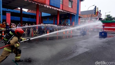 Beradu Ketangkasan Penyelamatan Korban Kebakaran