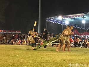Serunya Adu Cepat Tarik Pelepah Kelapa di Festival Nglarak Blarak Kulon Progo