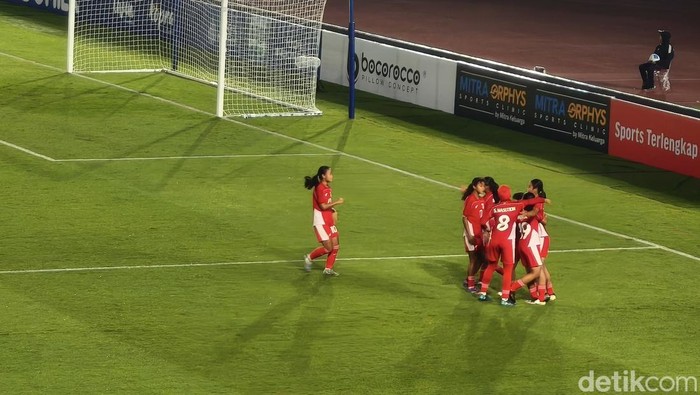 Selebrasi pemain Timnas Indonesia Putri U-16, saat melawan Timnas Malaysia Putri U-16 di grup A Piala AFF Wanita U-16 2025, di Stadion Manahan Solo, Minggu (24/8/2025).