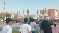 Spot tempat duduk tersedia juga di tribun dengan 12 tugu yang menjadi simbol semua kecamatan di Kota Bekasi. Di area ini, kita terkena sorot matahari, jadi pastikan pakai pelindung kulit dan kepala lengkap , misal topi dan sunblock (dok. Rosmha Widiyani/detikcom)