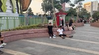 Tentunya, kita bisa duduk santai di pinggir taman di area yang terhalang sinar matahari. Kita bisa istirahat sambil jajan, minum, atau ambil foto sambil ngecharga gadget. Karena di sini ada stopkontak yang bisa digunakan bersama (dok. Rosmha Widiyani/detikcom)