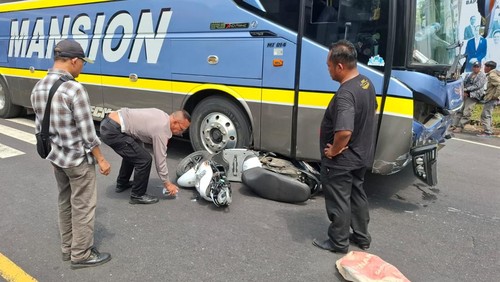 Polisi melakukan oleh TKP kecelakaan maut di Jalan Denpasar-Gilimanuk, tepatnya di Banjar Dinas Bajera Kaja, Desa Bajera, Kecamatan Selemadeg, Tabanan, Bali, Minggu (24/8/2025). (Foto: Dok. Polsek Selemadeg)
