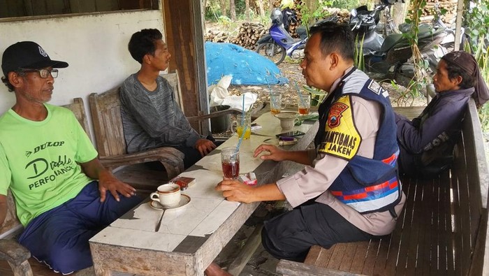 Polsek Jateng saat menyambangi masyarakat dan melakukan cooling system pascademo 13 Agustus 2025 di Pati.