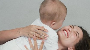 Di foto pertama, Jack memanjat ke arah Hailey yang masih mengenakan popok lalu Hailey memeluknya serta tertawa. Foto: Dok.Instagram Hailey