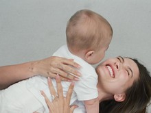 Potret Hailey Bieber Bareng Putra Pertamanya