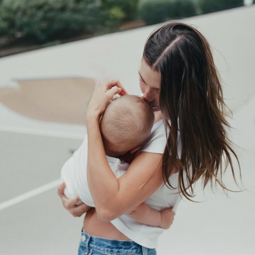 Potret Hailey Bieber Bareng Putra Pertamanya