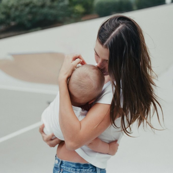 Potret Hailey Bieber Bareng Putra Pertamanya