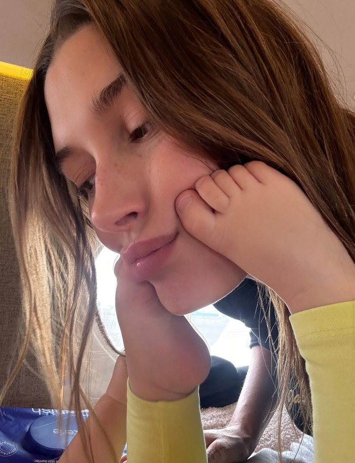 Potret Hailey Bieber Bareng Putra Pertamanya