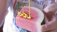 Hmm... Ada lagi kombinasi semangka dan saus mustard yang bikin banyak orang geleng-geleng kepala. Mustard yang asam berpadu dengan juicy-nya semangka. Foto: Bored Panda