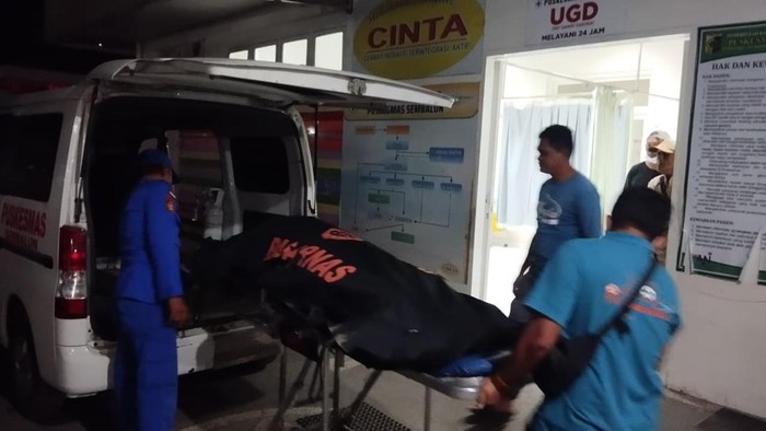 Proses evakuasi penyelam asal Banyuwangi yang tewas di perairan Pantai Elong-Elong, Desa Bilok Petung, Kecamatan Sembalun, Lombok Timur, Minggu (24/8/2025). (Foto: Polres Lombok Timur)