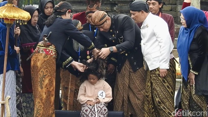 Prosesi ruwat cukur rambut gimbal di komplek Candi Arjuna saat gelaran DCF 2025.