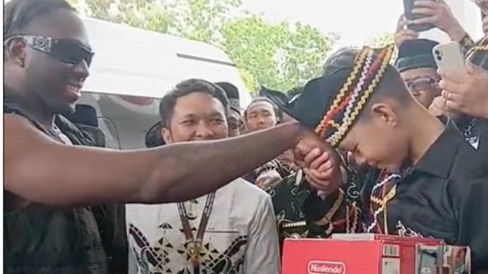 Rapper Melly Mike bertemu dengan Dikha bocah Pacu Jalur, di Sport Center, Kuansing, Minggu (24/8/2025).
