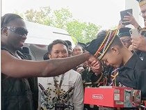 Rapper Melly Mike Ketemu Si Bocah Pacu Jalur, Beri Kado Ini