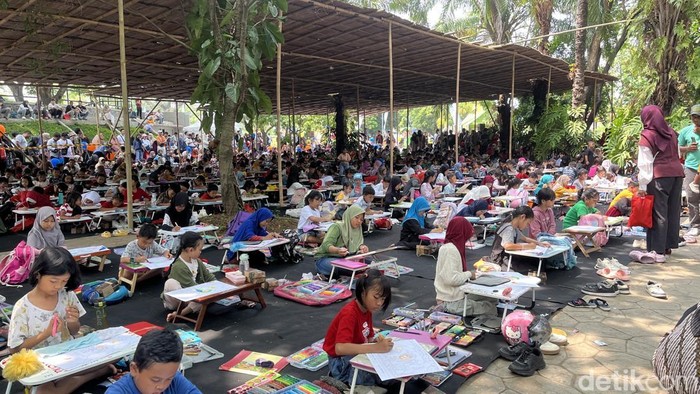 Ratusan anak mengikuti lomba mewarnai Pekan Seni Anak Pintar Indonesia di Taman Balekambang, Solo, Minggu (24/8/2025)