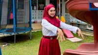 Ria Ricis mengatakan tampak bahagia dengan hasil yang didapat setelah perawatan di Korea. Pokoknya aku disuntik tidur, dibius tidur, terus bangun-bangun tuh udah glowing gitu. Nah, sekarang hasilnya kayak gini, katanya. (Foto: dok Instagram riaricis1795)