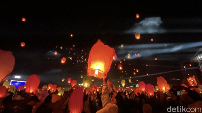Ribuan lampion hiasi langit Dieng di gelaran Dieng Culture Festival 2025, Sabtu (23/8/2025).